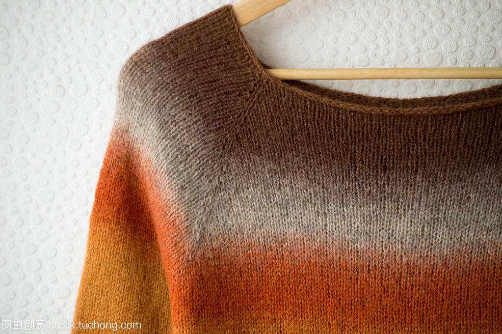 在白色背景上機(jī)架上的針織的產(chǎn)品